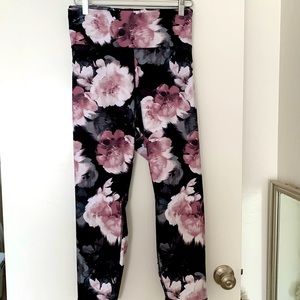 Old Navy Active Black Floral Rose Elevate Leggings 3X